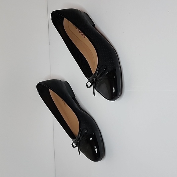 Aerosoles Black Outrun Round Toe Flats with Bows, Size 9W - Picture 2 of 8